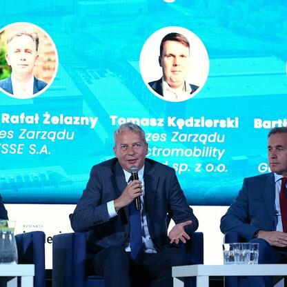 Panel dyskusyjny podczas Business Mixer w Jaworznie, gdzie lokalni i regionalni liderzy omawiają strategie rozwoju gospodarczego. (wygenerowano przez AI)