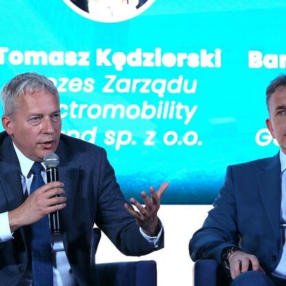 Panel dyskusyjny podczas Business Mixer w Jaworznie, gdzie Wojciech Saługa i inni liderzy regionu omawiają wyzwania i szanse gospodarcze. (wygenerowano przez AI)