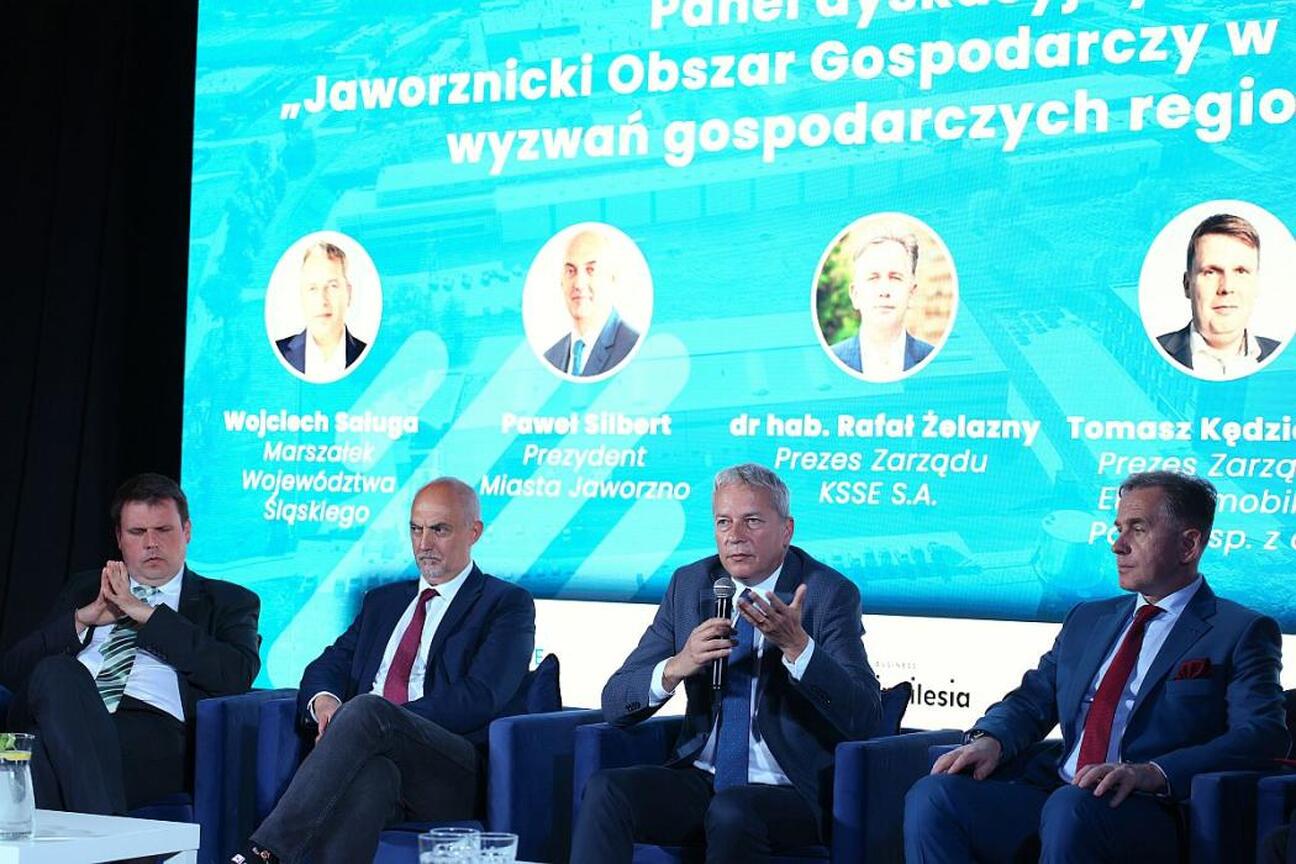 Panel dyskusyjny podczas Business Mixer w Jaworznie, gdzie przedstawiciele regionu omawiają wyzwania i szanse gospodarcze. (wygenerowano przez AI)