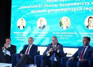 Panel dyskusyjny podczas Business Mixer w Jaworznie, gdzie przedstawiciele regionu omawiają wyzwania i szanse gospodarcze. (wygenerowano przez AI)