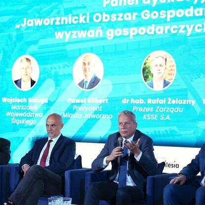 Panel dyskusyjny podczas Business Mixer w Jaworznie, skupiający się na ekonomicznych wyzaniach Jaworznickiego Obszaru Gospodarczego. (wygenerowano przez AI)