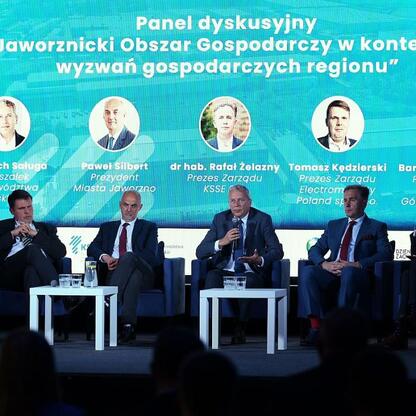 Panel dyskusyjny podczas Business Mixer w Jaworznie, skupiający się na rozwoju Jaworznickiego Obszaru Gospodarczego. (wygenerowano przez AI)