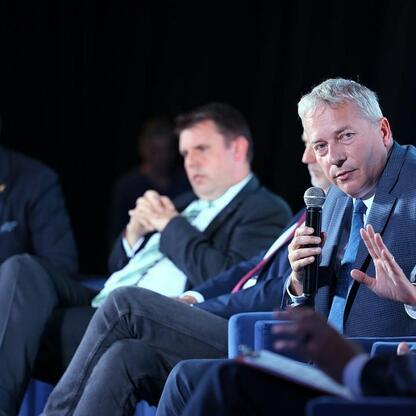 Panel dyskusyjny w Business Mixer, Wojciech Saługa i inni omawiają wyzwania gospodarcze dla Jaworzna. (wygenerowano przez AI)