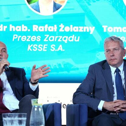 Panel dyskusyjny podczas Business Mixer w Jaworznie, gdzie lokalni i regionalni liderzy omawiają rozwój gospodarczy i inwestycje w Śląsku. (wygenerowano przez AI)