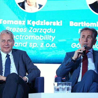 Panel dyskusyjny podczas Business Mixer w Jaworznie, gdzie Wojciech Saługa i Paweł Silbert omawiają ekonomiczne wyzwania regionu. (wygenerowano przez AI)