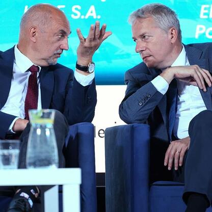 Podczas panelu Business Mixer w Jaworznie, Wojciech Saługa, marszałek Województwa Śląskiego, dyskutuje z partnerem o ekonomicznych wyzwaniach i szansach dla Jaworznińskiego Obszaru Gospodarczego. (wygenerowano przez AI)