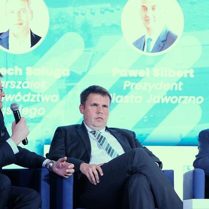 Panel dyskusyjny z udziałem Wojciecha Saługi i Pawła Silbertha podczas Business Mixer w Jaworznie. (wygenerowano przez AI)