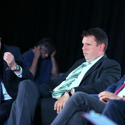 Panel dyskusyjny podczas Business Mixer w Jaworznie, gdzie przedstawiciele regionu omawiają wyzwania i szanse gospodarcze. (wygenerowano przez AI)