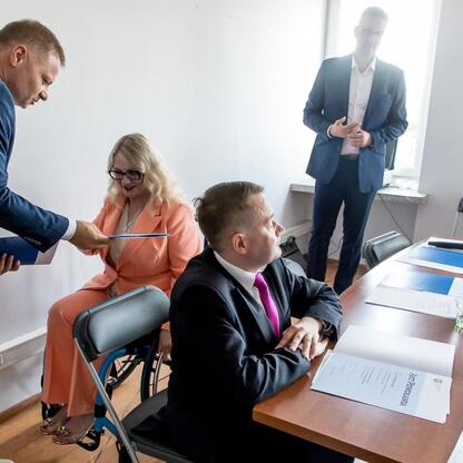 Członek Zarządu Województwa Rafał Adamczyk prowadzi posiedzenie Wojewódzkiej Społecznej Rady ds. Osób Niepełnosprawnych. (wygenerowano przez AI)