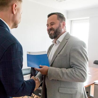 Formalne spotkanie w Silesia Voivodeship Social Council for People with Disabilities, gdzie dyskutowane są problemy osób z niepełnosprawnością. (wygenerowano przez AI)