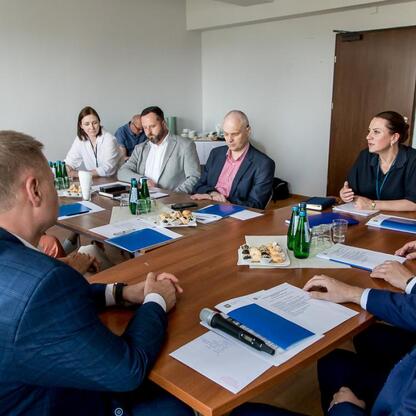 Spotkanie Radnych Wojewódzkiej Społecznej Rady ds. Osób Niepełnosprawnych w Śląsku. (wygenerowano przez AI)