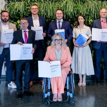 Siedmiu członków Silesia Social Council for People with Disabilities otrzymuje certyfikaty powołania na posiedzeniu wojewódzkiej społecznej rady. (wygenerowano przez AI)