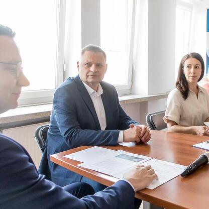 Rafał Adamczyk (Członek Zarządu Województwa) prowadzi posiedzenie Wojewódzkiej Społecznej Rady ds. Osób Niepełnosprawnych. (wygenerowano przez AI)