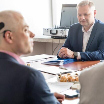 Członek Zarządu Województwa Rafał Adamczyk prowadzi spotkanie Wojewódzkiej Społecznej Rady ds. Osób Niepełnosprawnych. (wygenerowano przez AI)