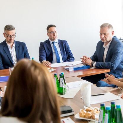 Członek Zarządu Województwa Rafał Adamczyk prowadzi spotkanie Silesia Social Council for Persons with Disabilities, doradczego organu Marszałka Województwa Śląskiego. (wygenerowano przez AI)