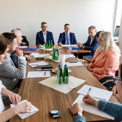Członek Zarządu Województwa Rafał Adamczyk prowadzi posiedzenie Wojewódzkiej Społecznej Rady ds. Osób Niepełnosprawnych. (wygenerowano przez AI)
