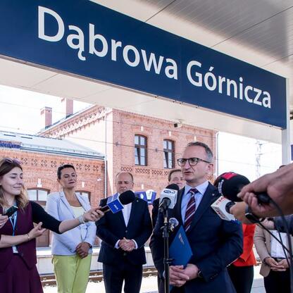 Wicemarszałek Województwa Śląskiego Grzegorz Boski i prezydent Sosnowca Arkadiusz Chęciński na konferencji prasowej w Dąbrowie Górniczej o nowych połączeniach kolejowych. (wygenerowano przez AI)