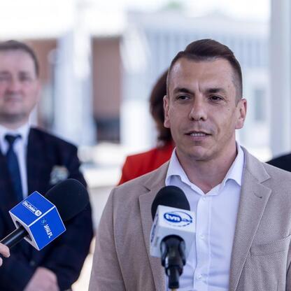 Wicemarszałek Województwa Śląskiego Grzegorz Boski i prezydent Sosnowca Arkadiusz Chęciński na konferencji prasowej w Dąbrowie Górniczej o nowych połączeniach kolejowych. (wygenerowano przez AI)