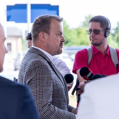 W Dąbrowie Górniczej odbyła się konferencja prasowa, podczas której przedstawiciele Kolei Śląskich i samorządów omawiali nowe połączenia kolejowe. (wygenerowano przez AI)