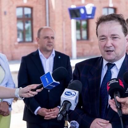Konferencja prasowa w Dąbrowie Górniczej o nowych połączeniach kolejowych z Częstochowy do Krakowa i Pyrzowic. (wygenerowano przez AI)