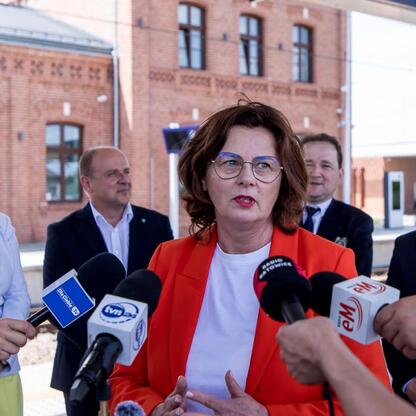 Wicemarszałek Województwa Śląskiego Grzegorz Boski na konferencji prasowej w Dąbrowie Górniczej. (wygenerowano przez AI)