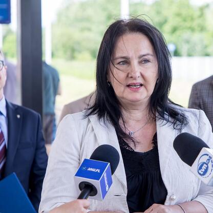 Wicemarszałek Województwa Śląskiego Grzegorz Boski na konferencji prasowej w Dąbrowie Górniczej, gdzie ogłoszono nowe połączenia kolejowe. (wygenerowano przez AI)