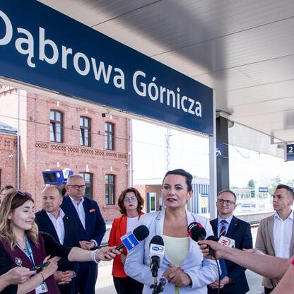 Wicemarszałek Województwa Śląskiego Grzegorz Boski wraz z lokalnymi i krajowymi przedstawicielami Kolei Śląskich prezentuje nowe połączenia kolejowe z Częstochowy do Krakowa Płaszów. (wygenerowano przez AI)