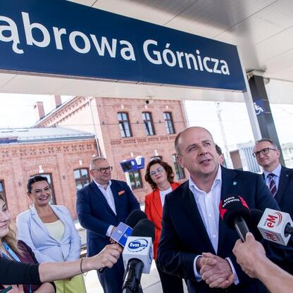 Grzegorz Boski, wicemarszałek Województwa Śląskiego, podczas konferencji prasowej w Dąbrowie Górniczej, ogłaszającej nowe połączenia kolejowe. (wygenerowano przez AI)