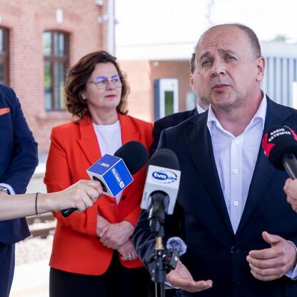 Wicemarszałek Województwa Śląskiego Grzegorz Boski przemawia na konferencji prasowej w Dąbrowie Górniczej, gdzie omawiają nowe pociągi z Częstochowy do Krakowa Płaszów. (wygenerowano przez AI)