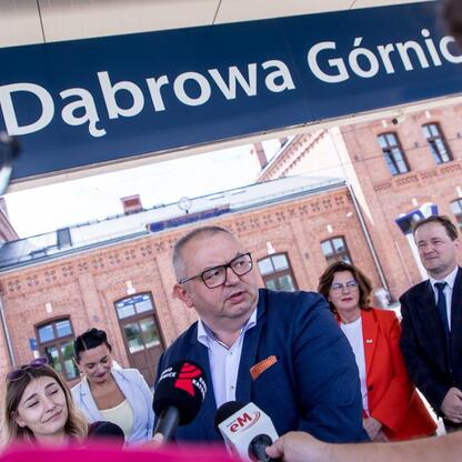 W Dąbrowie Górniczej odbyła się konferencja prasowa o nowych połączeniach kolejowych z Częstochowy do Krakowa Płaszów. (wygenerowano przez AI)