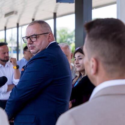 W Dąbrowie Górniczej odbyła się konferencja prasowa, podczas której przedstawiciele Kolei Śląskich i samorządów omawiali nowe połączenia kolejowe. (wygenerowano przez AI)