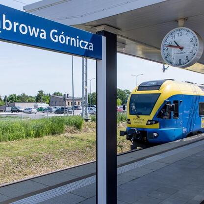 Nowy pociąg z Częstochowy do Krakowa Płaszów w Dąbrowie Górniczej. (wygenerowano przez AI)