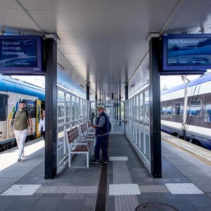 Modern train station platform with two trains from Koleje Śląskie and PKP Intercity, showcasing efficient transportation hub. (wygenerowano przez AI)