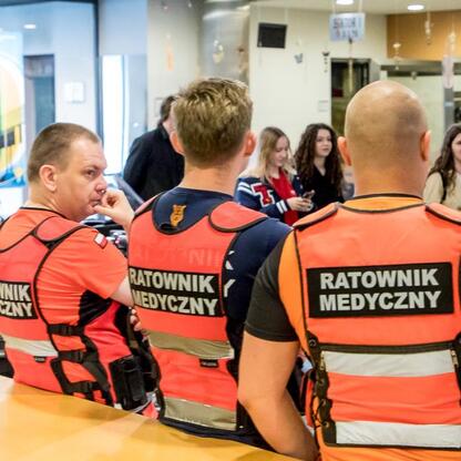 Grupa ratowników medycznych w Częstochowie podczas debaty o bezpieczeństwie i hejtingu. (wygenerowano przez AI)