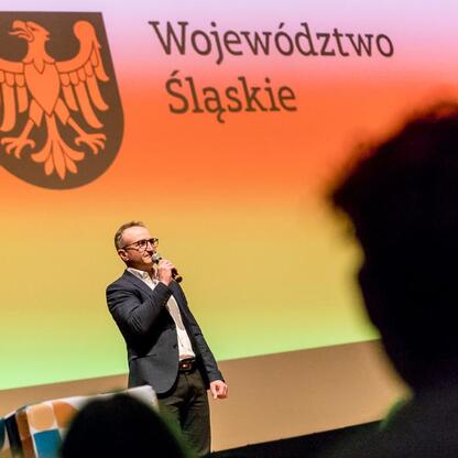 Grzegorz Boski, wicemarszałek Śląskiego Voivodztwa, podczas spotkania o bezpieczeństwie drogowym i hejcie wśród młodzieży w Częstochowie. (wygenerowano przez AI)