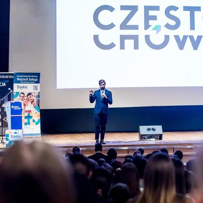 W Częstochowie odbyła się konferencja o bezpieczeństwie drogowym i prewencji przemocy wśród młodzieży. (wygenerowano przez AI)