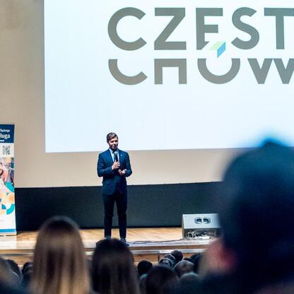 Częstochowa, spotkanie o bezpieczeństwie w ruchu drogowym i hejcie wśród młodzieży. (wygenerowano przez AI)