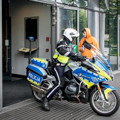 Policejny interakcja z młodzieżą na ulicy, bezpieczeństwo i świadomość drogowa. (wygenerowano przez AI)