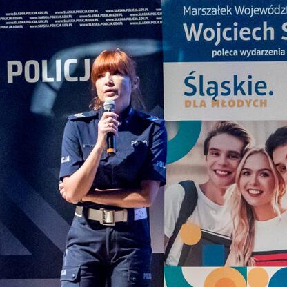 Na scenie w Częstochowie policjantka przemawia o bezpieczeństwie drogowym i profilaktyce hejtu. (wygenerowano przez AI)