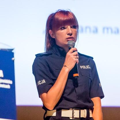 W Częstochowie, na imprezie o bezpieczeństwie, policjantka w mundurze 