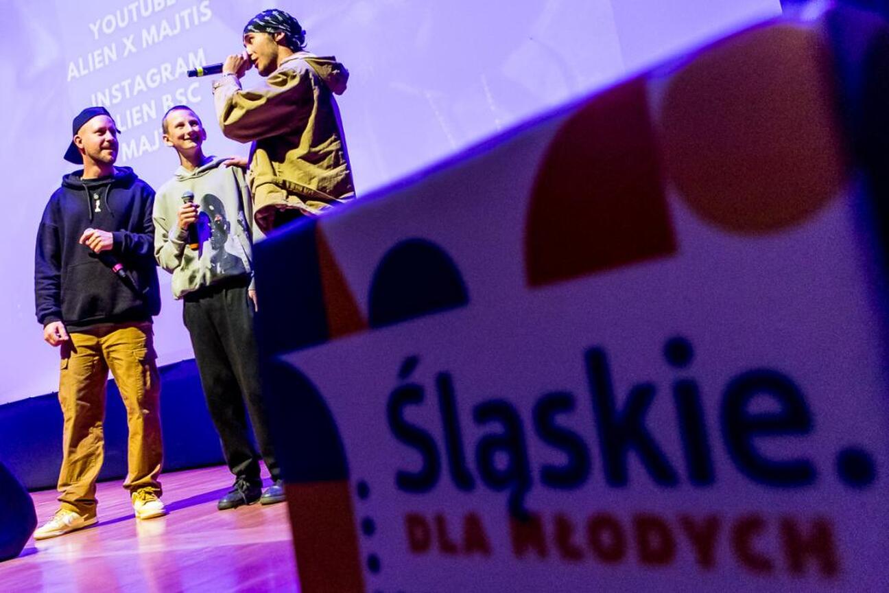 Częstochowa, "In the Rhythm of Safe Roads" - spotkanie o bezpieczeństwie i cyberbullyingu. (wygenerowano przez AI)