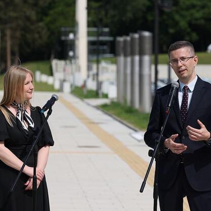 Joanna Bojczuk i Paweł Bilangowski podczas konferencji prasowej w Tauron Parku Śląskim, gdzie omawiają otwarcie nowego kąpieliska 