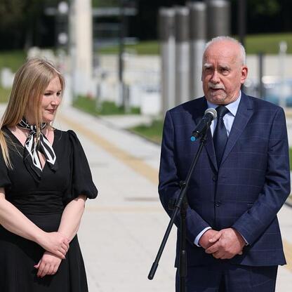 Joanna Bojczuk i Paweł Bilangowski uczestniczą w konferencji prasowej w Tauron Parku Śląskim, promując nowy wodny park 
