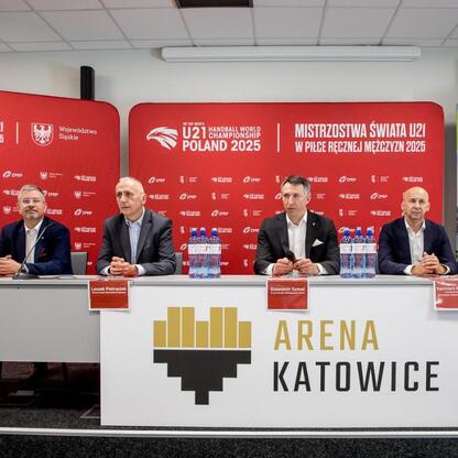 Wicemarszałek Województwa Śląskiego Leszek Pietraszek na konferencji prasowej w Arenie Katowice. (wygenerowano przez AI)