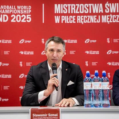 Konferencja prasowa przed Mistrzostwami Świata w Piłce Ręcznej Mężczyzn do lat 21 w Sosnowcu i Katowicach. (wygenerowano przez AI)