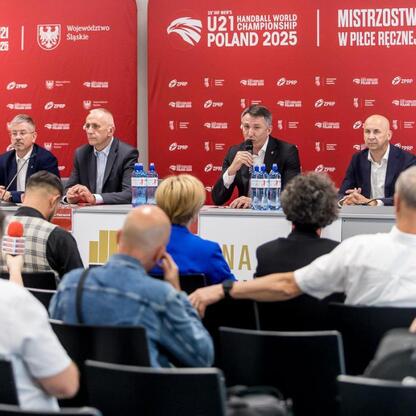 Wicemarszałek Województwa Śląskiego Leszek Pietraszek prowadzi konferencję prasową w Arenie Katowice podczas 25. Mistrzostw Świata w Piłce Ręcznej Mężczyzn do lat 21. (wygenerowano przez AI)