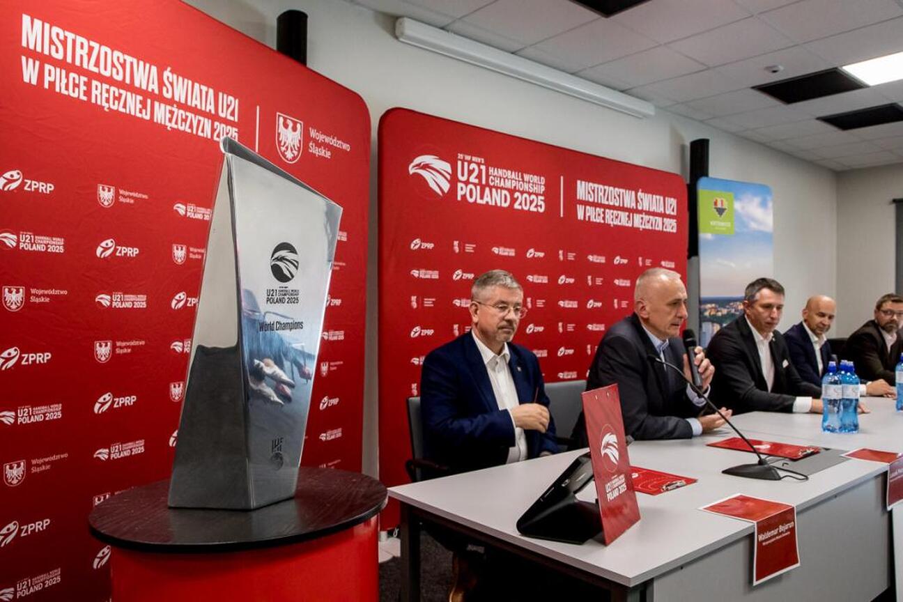 Wicemarszałek Województwa Śląskiego Leszek Pietraszek na konferencji prasowej przed Mistrzostwami Świata w Piłce Ręcznej Mężczyzn do lat 21. (wygenerowano przez AI)