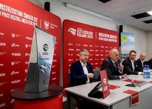 Wicemarszałek Województwa Śląskiego Leszek Pietraszek na konferencji prasowej przed Mistrzostwami Świata w Piłce Ręcznej Mężczyzn do lat 21. (wygenerowano przez AI)