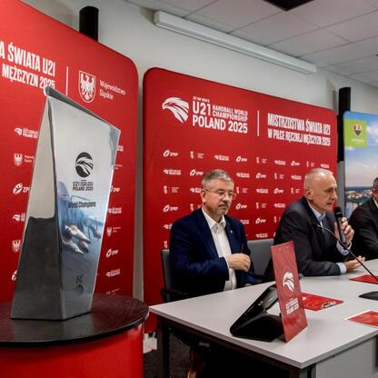 Konferencja prasowa w Arenie Katowice przedstawiają Leszek Pietraszek, Sławomir Szmal i in. o Mistrzostwach Świata w Piłce Ręcznej Mężczyzn do lat 21. (wygenerowano przez AI)