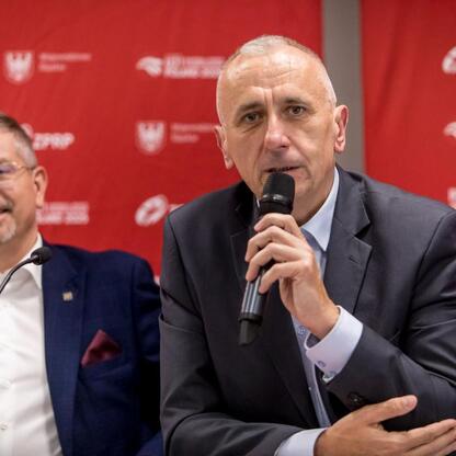 Wicemarszałek Śląska Leszek Pietraszek i prezes ZP Ręcznej Sławomir Szmal na konferencji prasowej w Sosnowcu. (wygenerowano przez AI)